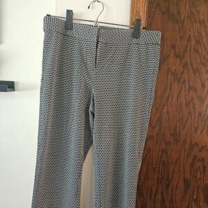 Amanda & Chelsea size 6 ankle pants. Black and white diamond pattern.